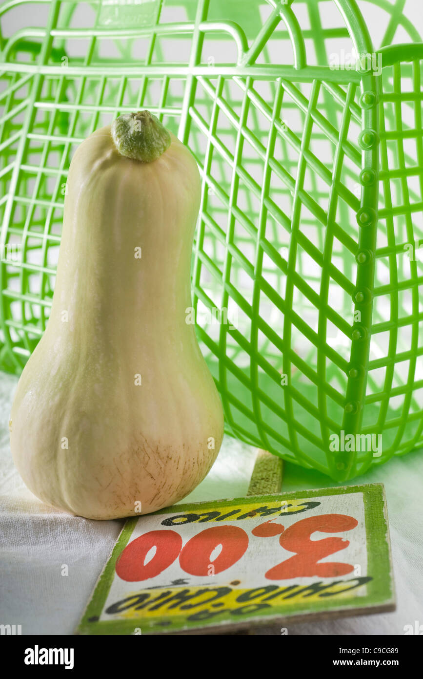 Butternut-Kürbis und Einkaufstasche Stockfoto