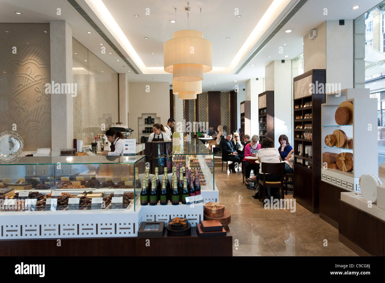 Bateel Café in Bond Street, Mayfair, London, England, UK Stockfoto