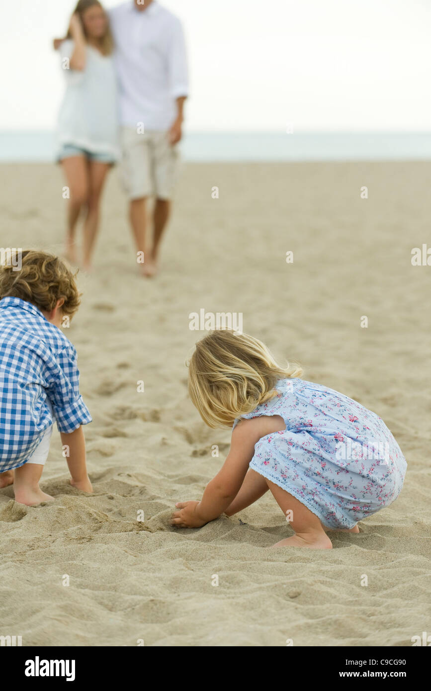 Kinder spielen im Sand am Strand Stockfoto