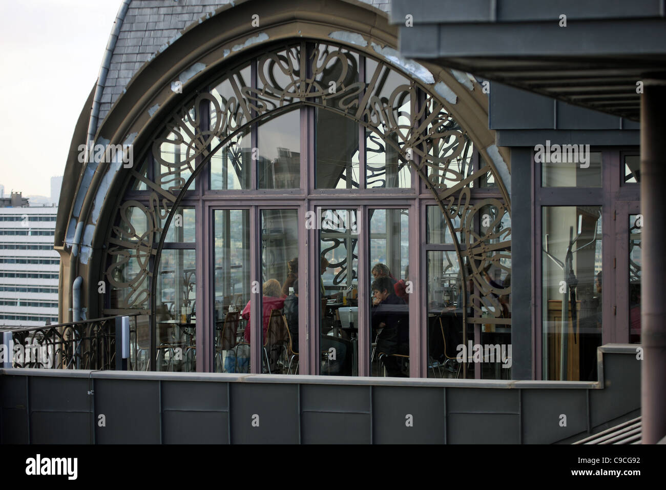 Alten England Obergeschoss Restaurant in Brüssel zeigt die Art Mouveau Details rund um die Fenster Stockfoto