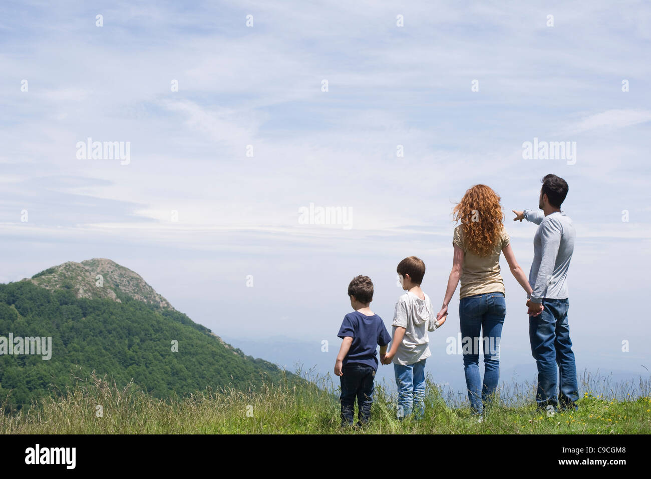 Familie genießen malerische Blick auf die Berge, Rückansicht Stockfoto