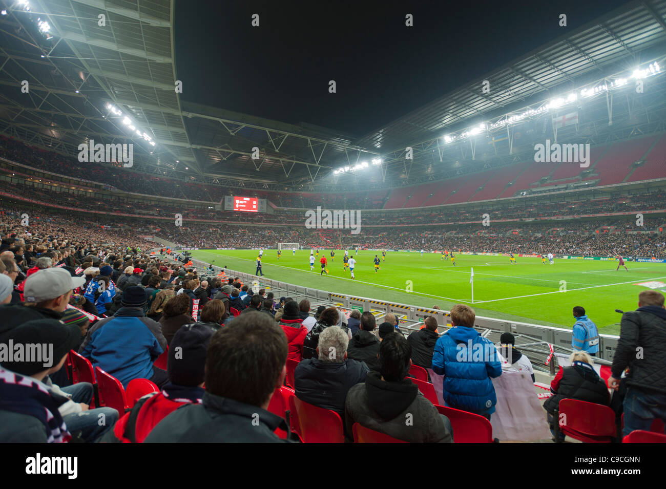 Das Interieur des neuen Wembley-Stadion bei einer freundlichen Abend internationale Fußballspiel übereinstimmen. (England Vs Schweden 15.11.2011) Stockfoto