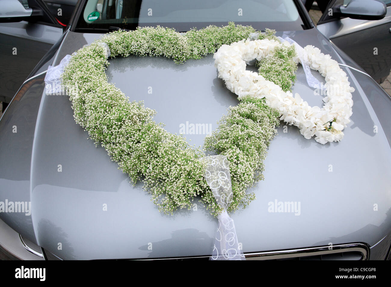 zwei Herzen, die mit Blumen auf silbernen Haube an deutschen Hochzeit Deutschland Europa Stockfoto