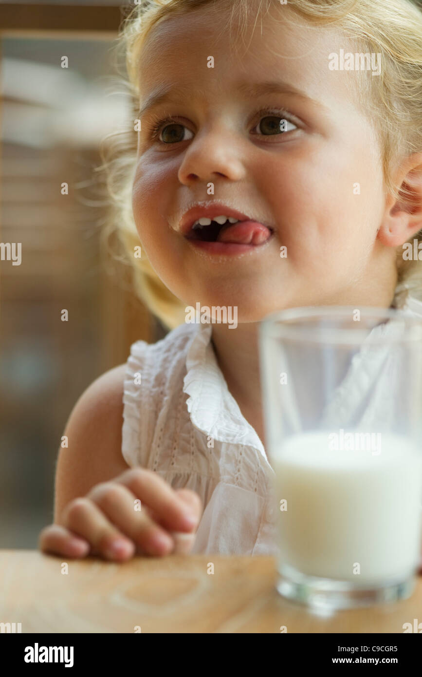 Kleines Mädchen Glas Milch Stockfoto