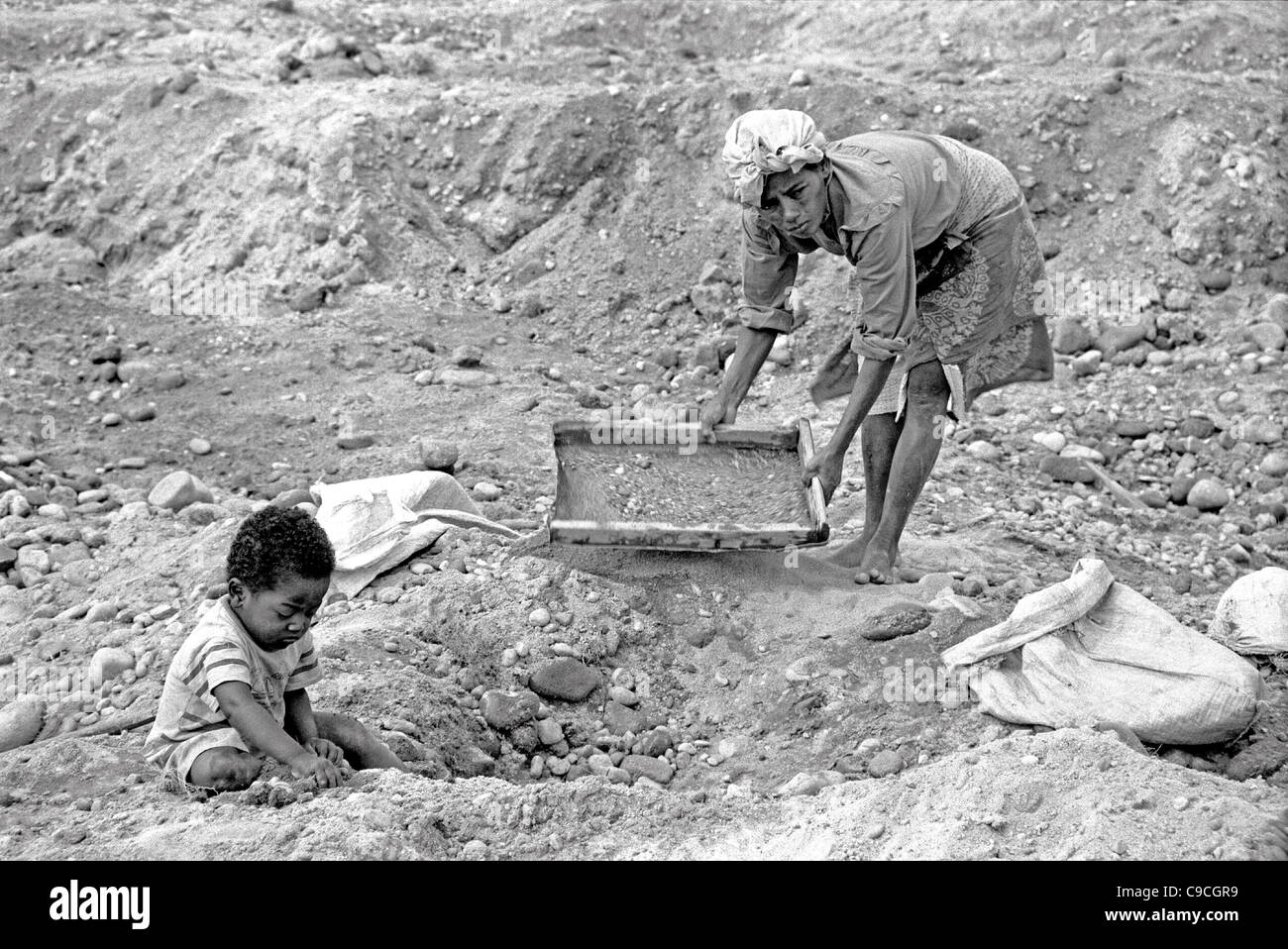 Frau & Kind, Saphir Miner Sichtung Erde auf der Suche nach Saphiren, Ilakaka, Isalo Nationalpark, Madagaskar Stockfoto