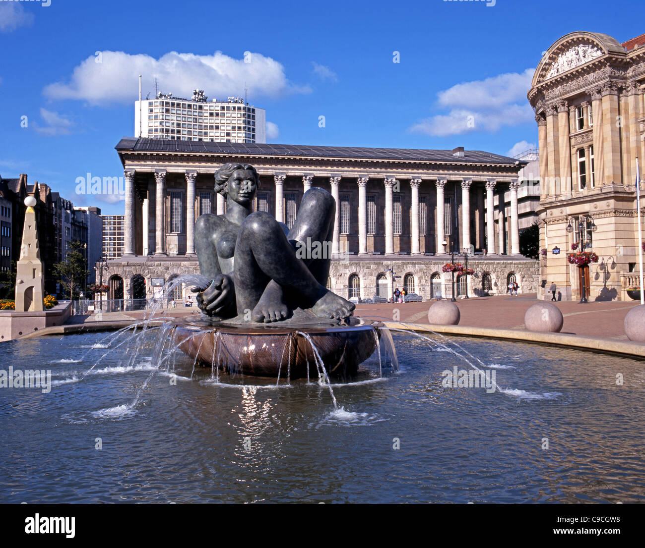 Victoria-Platz mit der "River"-Brunnen (AKA The Flittchens im Whirlpool) mit dem Rathaus nach hinten, Birmingham, UK. Stockfoto