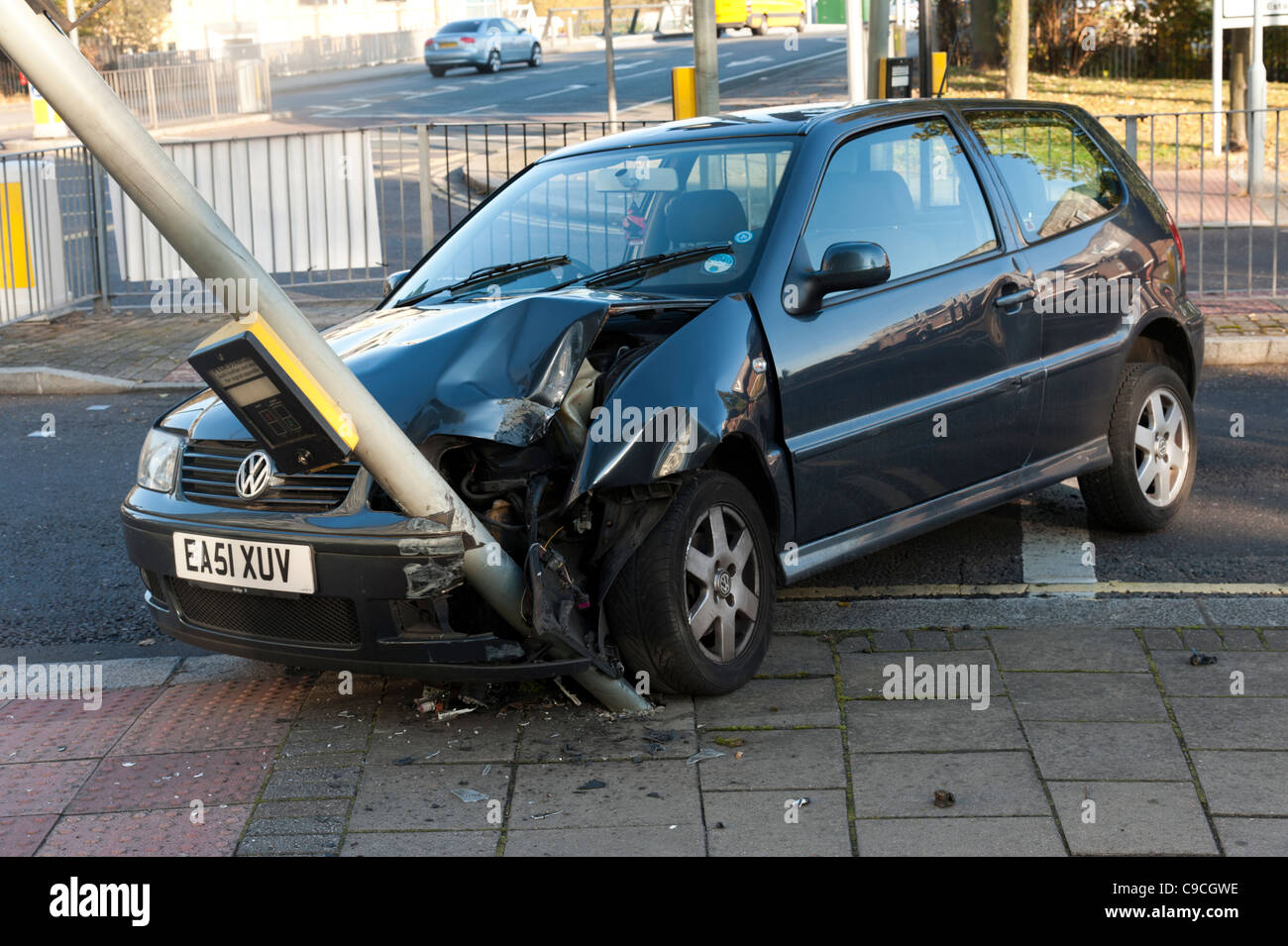 Volkswagen prallte gegen Ampel, London, England, UK Stockfoto