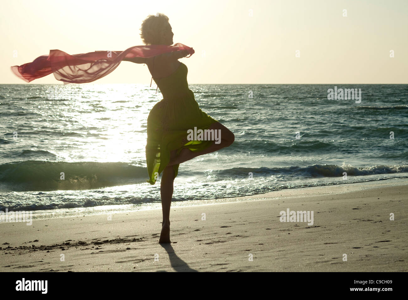 Frau am Strand mit dem Gefühl von Freiheit Ausdruck Stockfoto