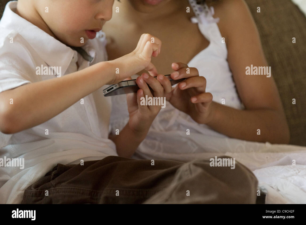 Kinder spielen mit smartphone Stockfoto