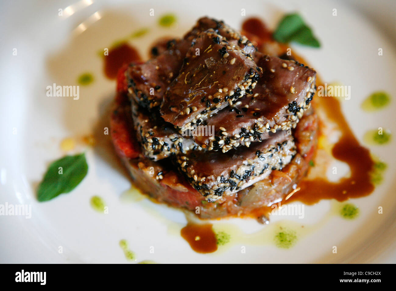 Thunfisch-Gericht auf den gehobenen Luigi Pomata Restaurant, Cagliari, Sardinien, Italien. Stockfoto