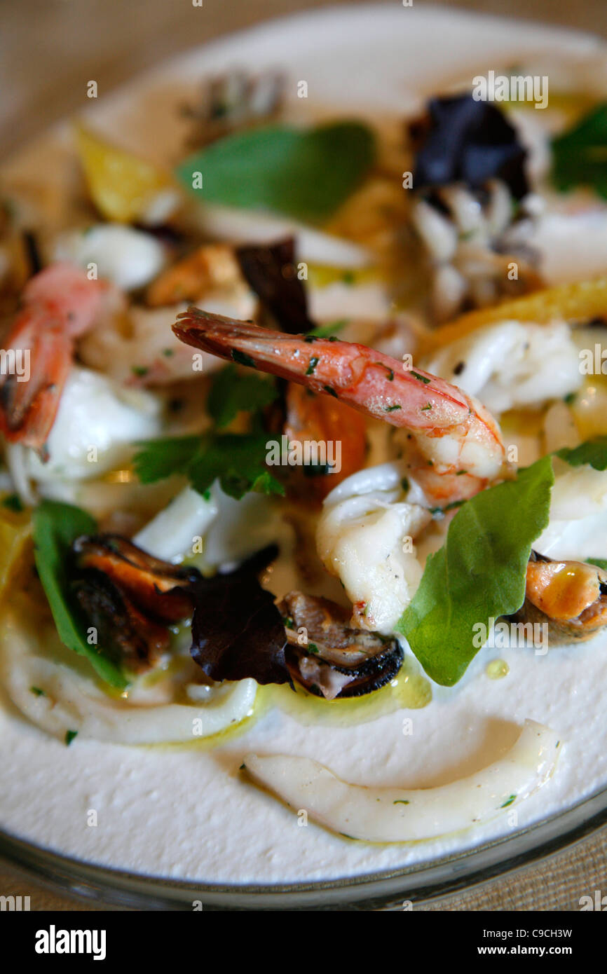 Salat von gegrillten Meeresfrüchten an Luigi Pomata Restaurant, Cagliari, Sardinien, Italien. Stockfoto