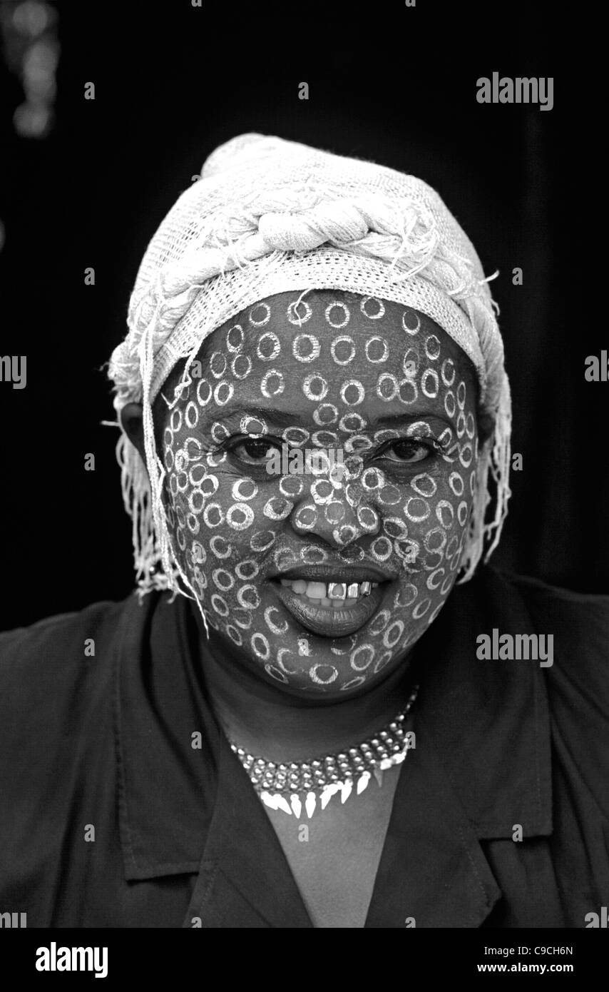 Porträt der madagassischen Frau von Antankarana Stamm mit dekorativer Gesichtsfarbe oder Gesichtsmaske bekannt als Tabaka und Kopftuch Diego Suarez, Madagaskar Stockfoto