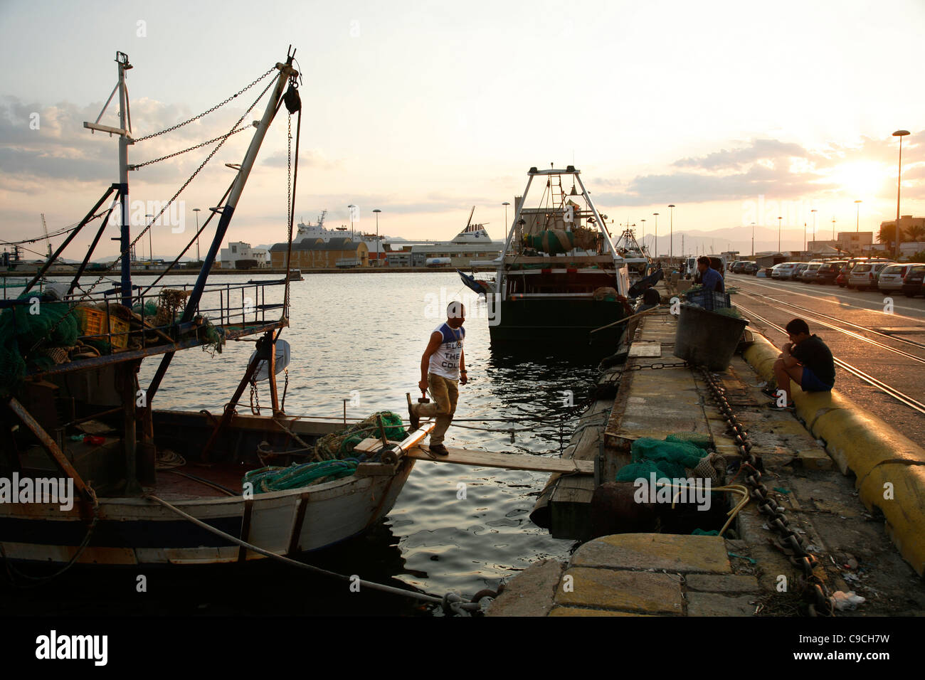 Fischer am Hafen, Cagliari, Sardinien, Italien. Stockfoto