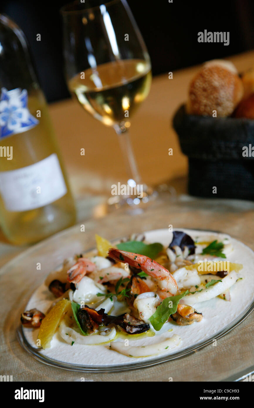Salat von gegrillten Meeresfrüchten zu Luigi Pomata, Restaurant, Cagliari, Sardinien, Italien. Stockfoto