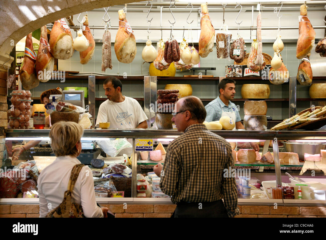 Käse-Shop, San Benedetto Markt, Cagliari, Sardinien, Italien. Stockfoto