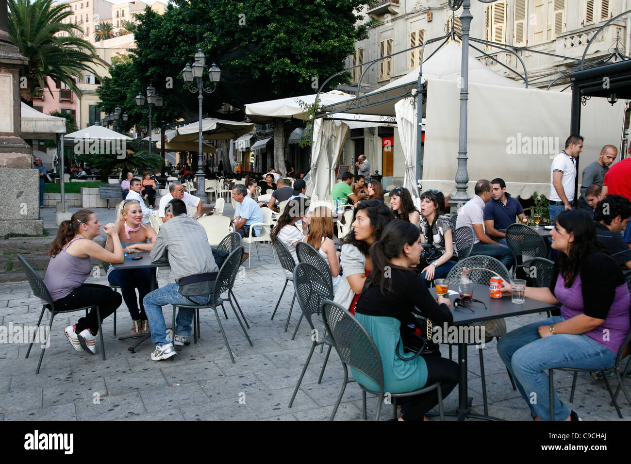 Menschen sitzen in einem Café in Piazza Yenne, Cagliari, Sardinien, Italien. Stockfoto
