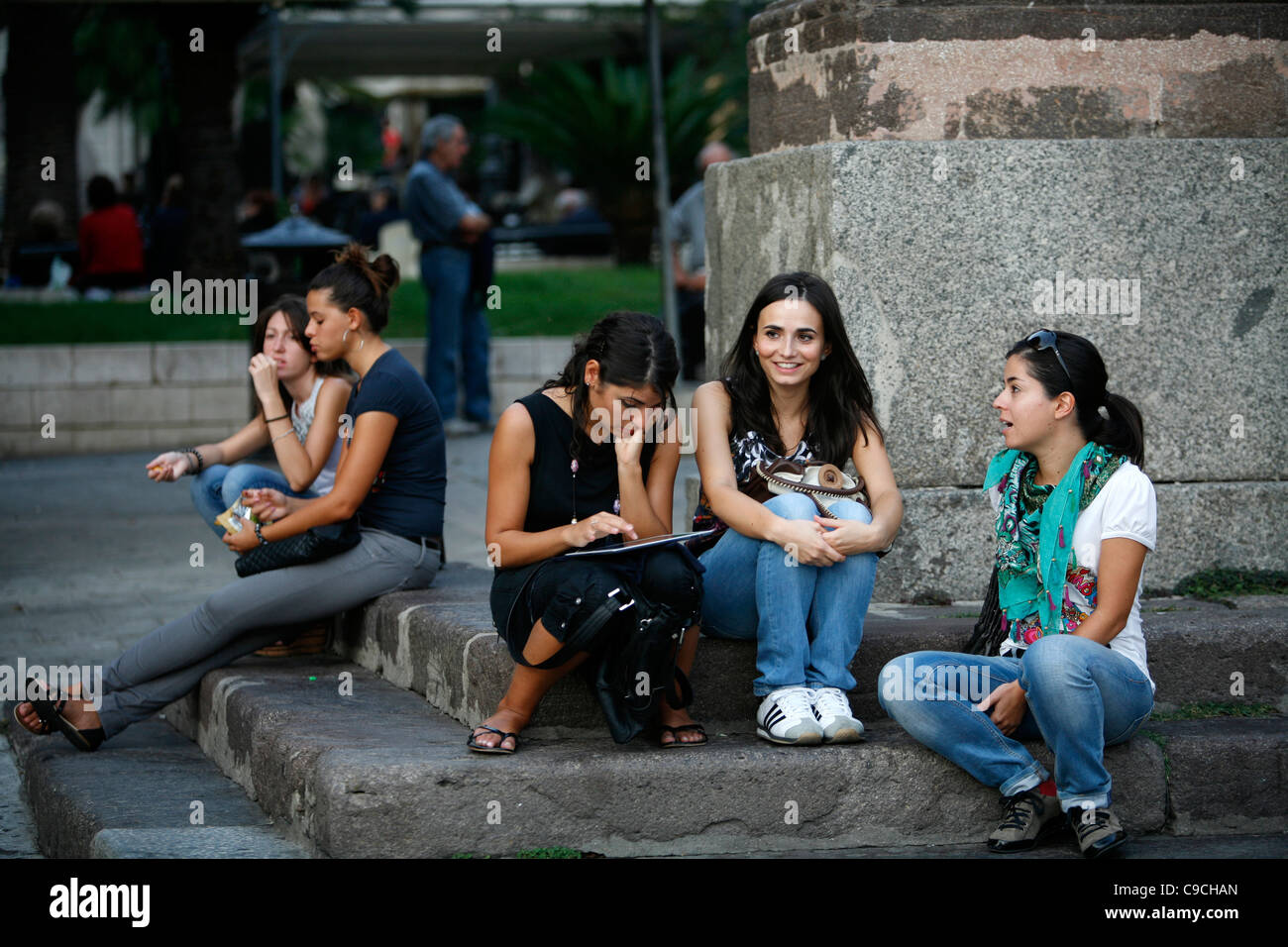 Junge Frauen am Piazza Yenne, Cagliari, Sardinien, Italien. Stockfoto