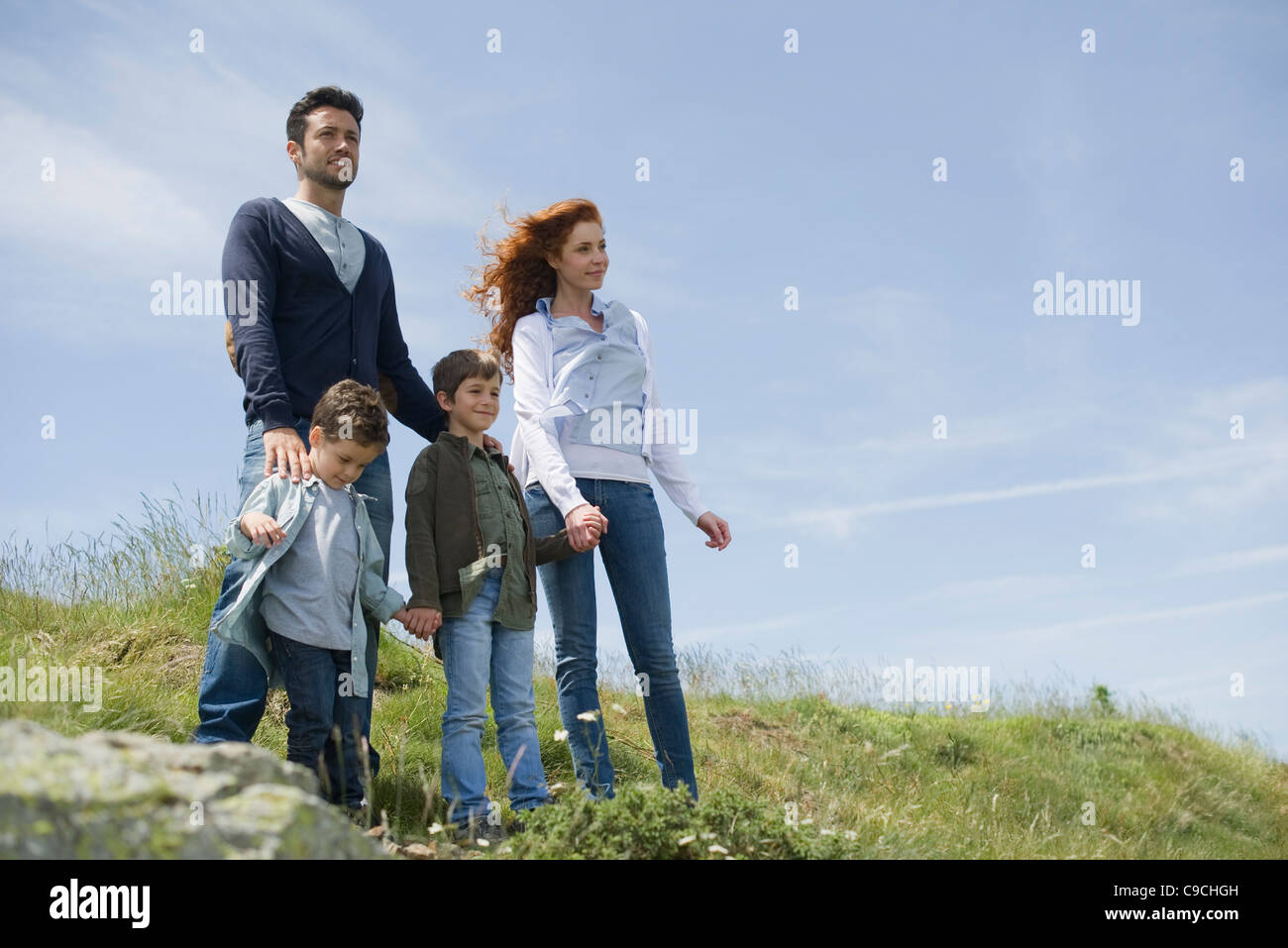 Eltern und junge Burschen stehen auf Wiese, Porträt Stockfoto