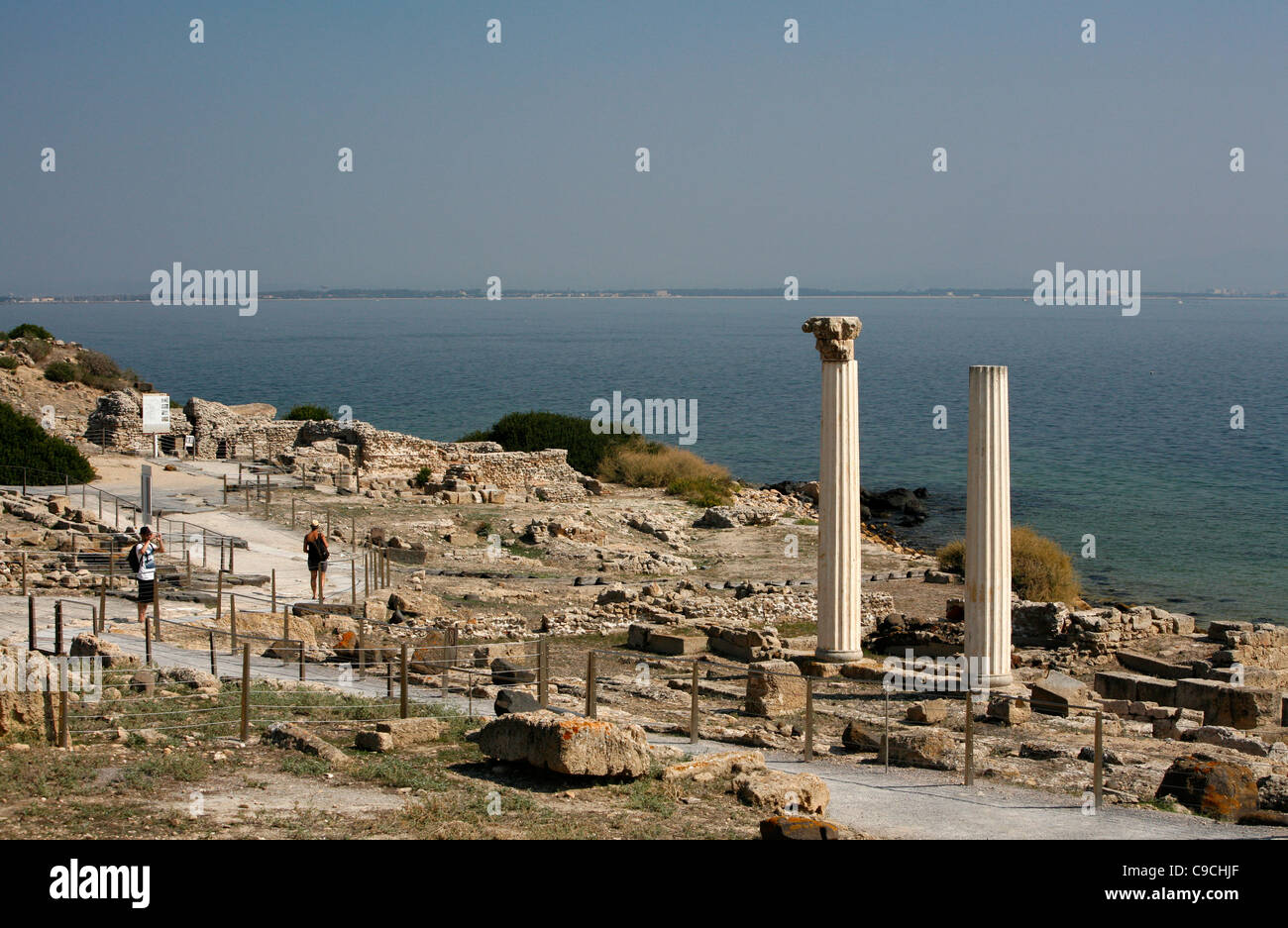 Blick über die Ruinen von Tharros und die Säulen des Tempio Tetrastilo, Sinis-Halbinsel, Sardinien, Italien. Stockfoto