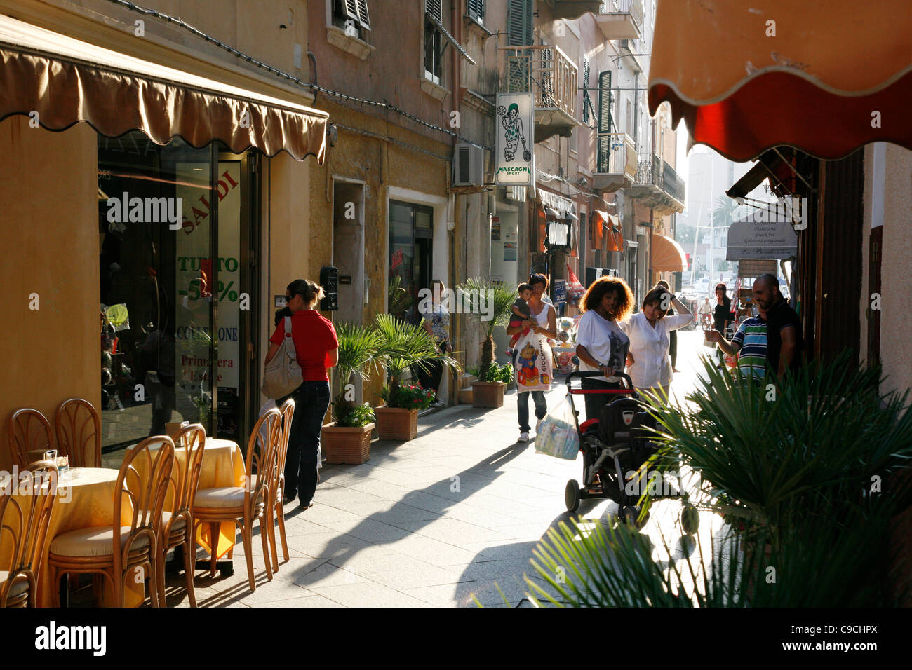 Straßenszene, La Maddalena, Sardinien, Italien. Stockfoto