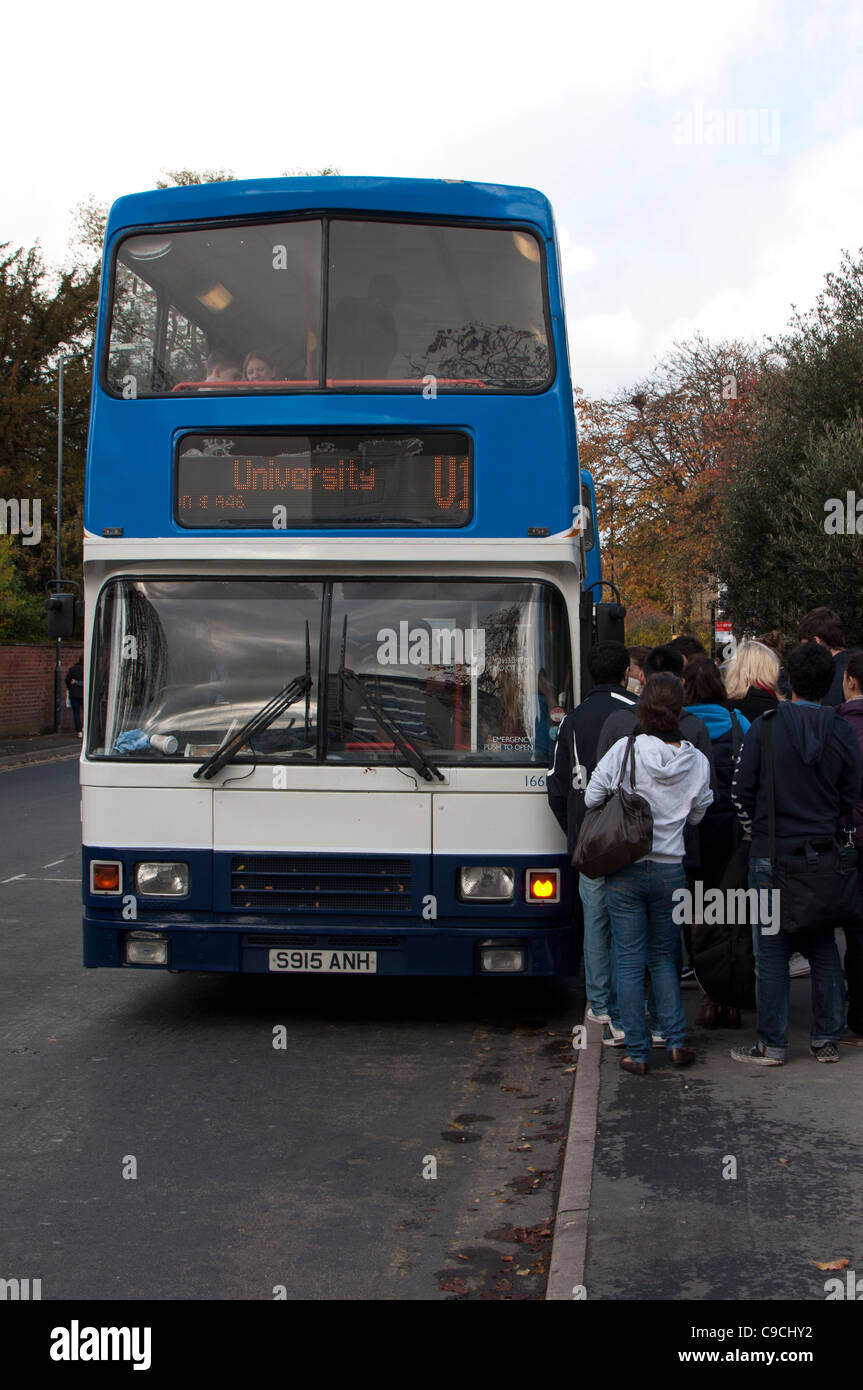 Schüler fangen Warwick University Bus, Leamington Spa UK Stockfoto Schüler fangen Warwick University Bus, Leamington Spa UK Stockfoto