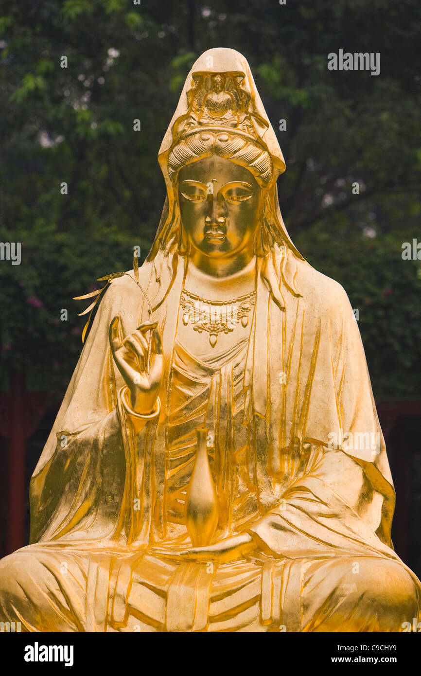 CHI LEI Dorf, PAN YU, Provinz GUANGDONG, CHINA - Golden Bhuddha Statue im Baomo Park. Stockfoto