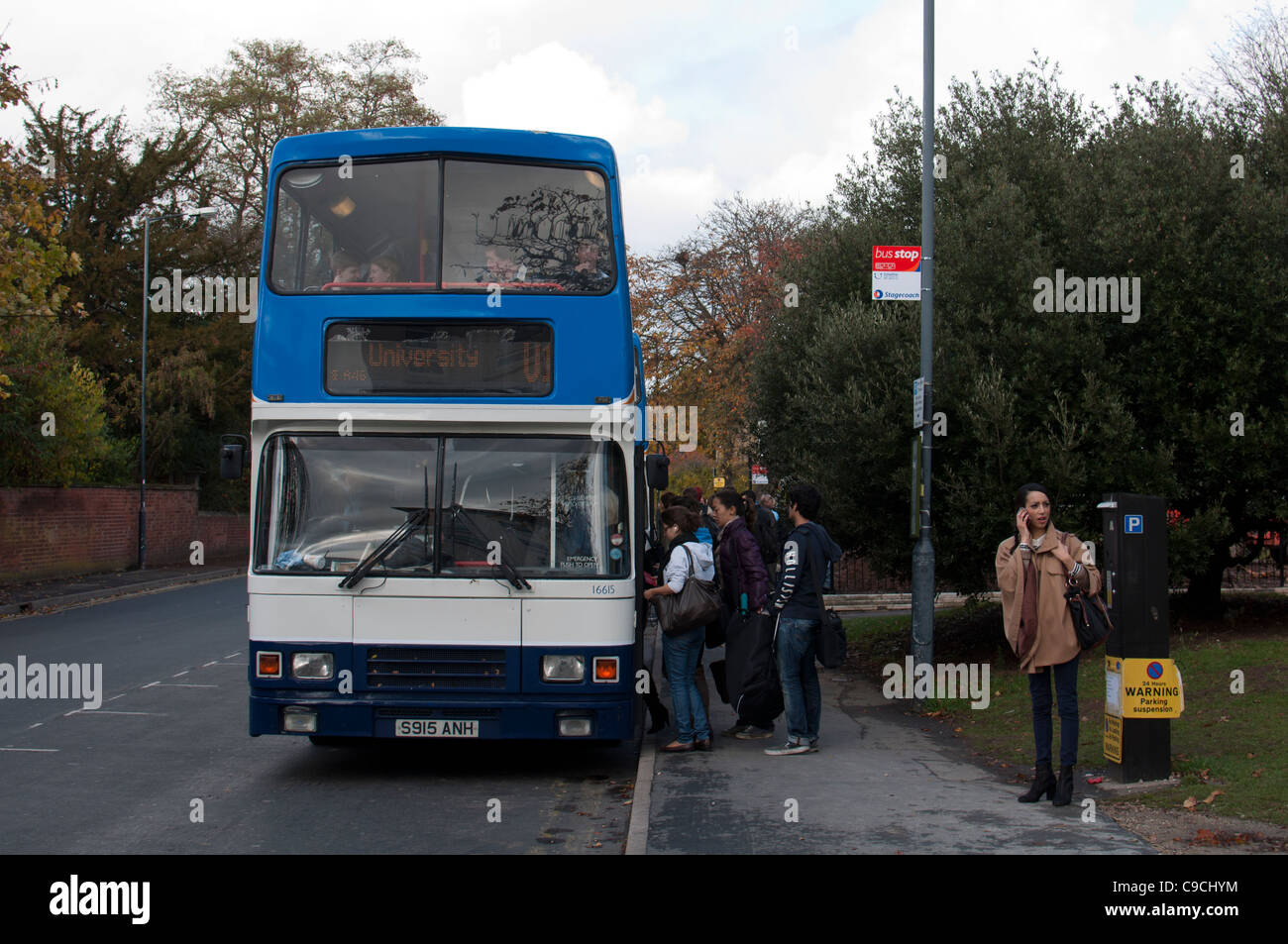 Schüler fangen Warwick University Bus, Leamington Spa UK Stockfoto Schüler fangen Warwick University Bus, Leamington Spa UK Stockfoto