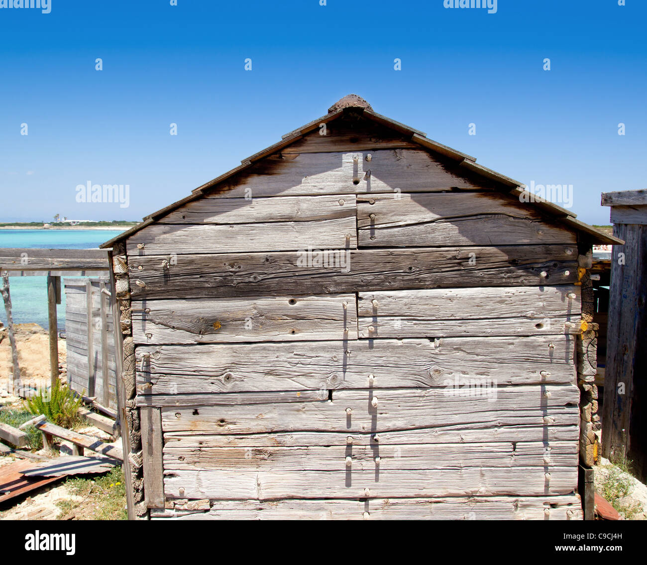 Im Alter von grau Holz Hütte Haus in Formentera Strand in der Nähe von Ibiza Stockfoto
