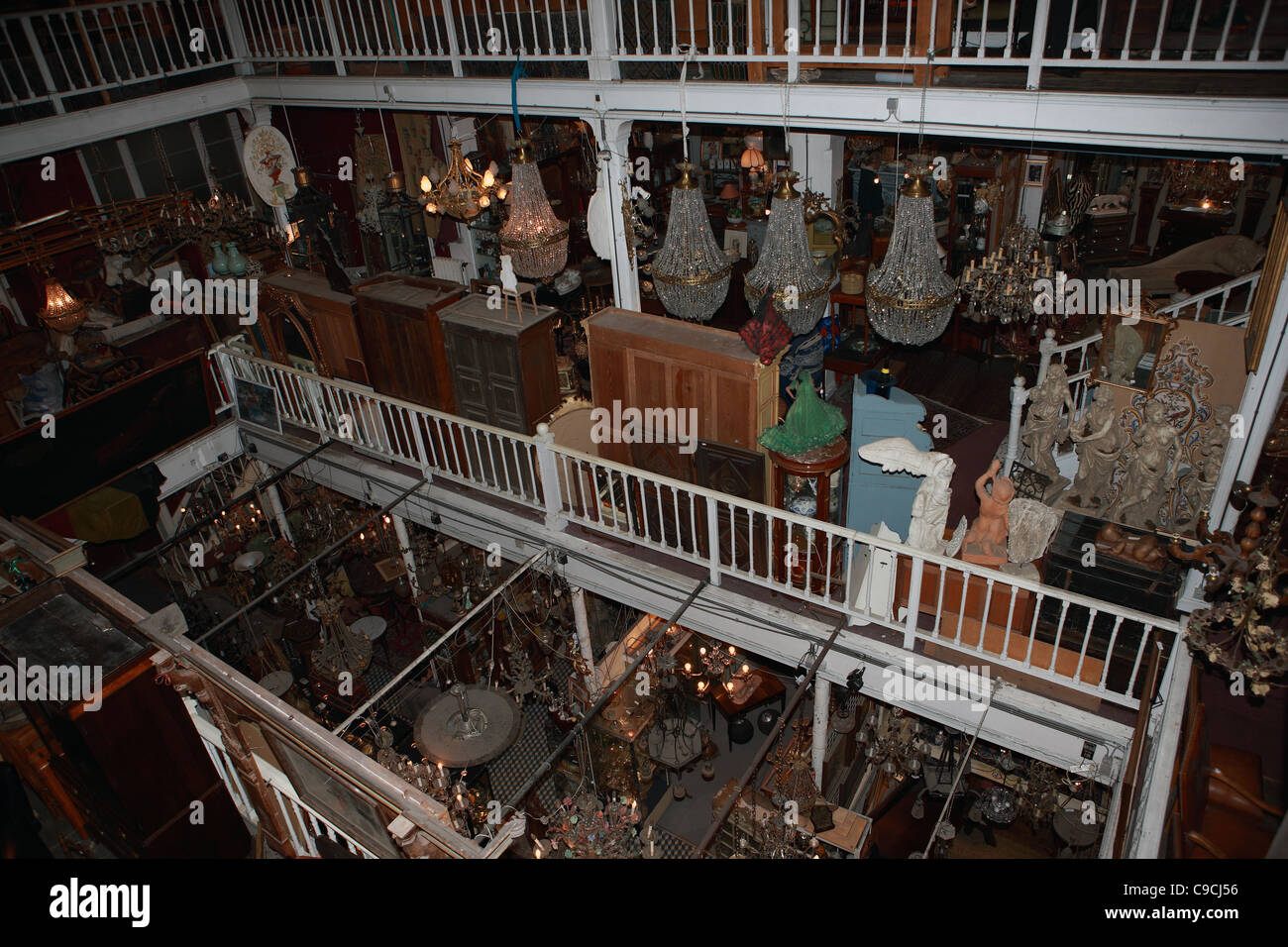 Array von Elementen auf einer indoor Antiquitätenmarkt in Brüssel Stockfoto