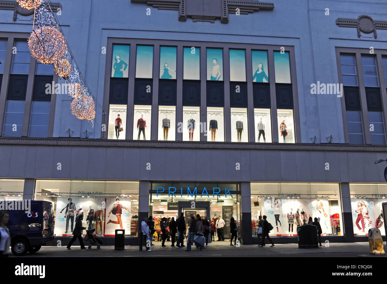 Das Primark-Abteilungs-Geschäft in Western Road Brighton am frühen Abend in Großbritannien Stockfoto