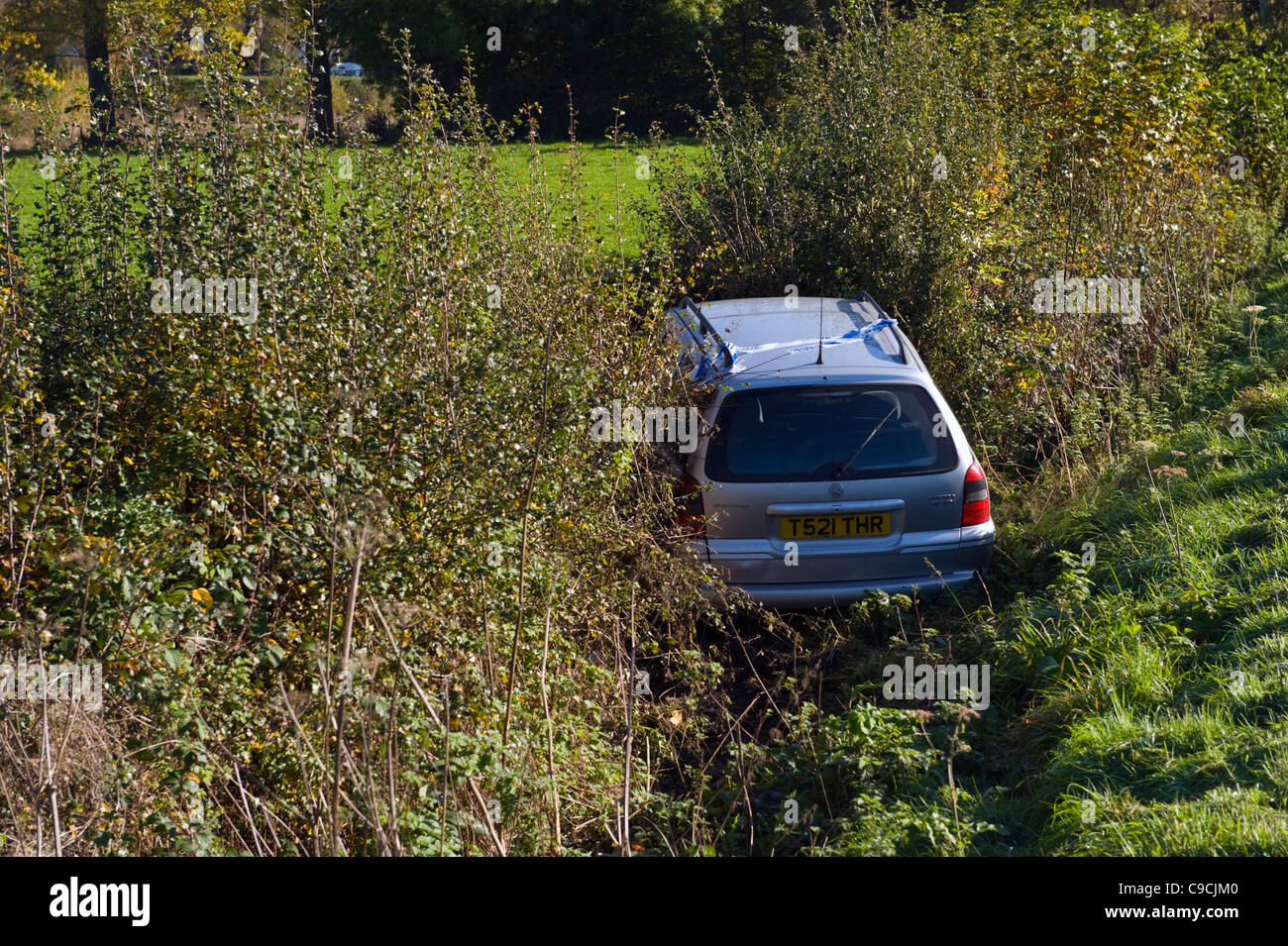 Vauxhall Vectra Kombi in Hecke in Landschaft bei Glasbury-on-Wye Powys Wales UK Stockfoto