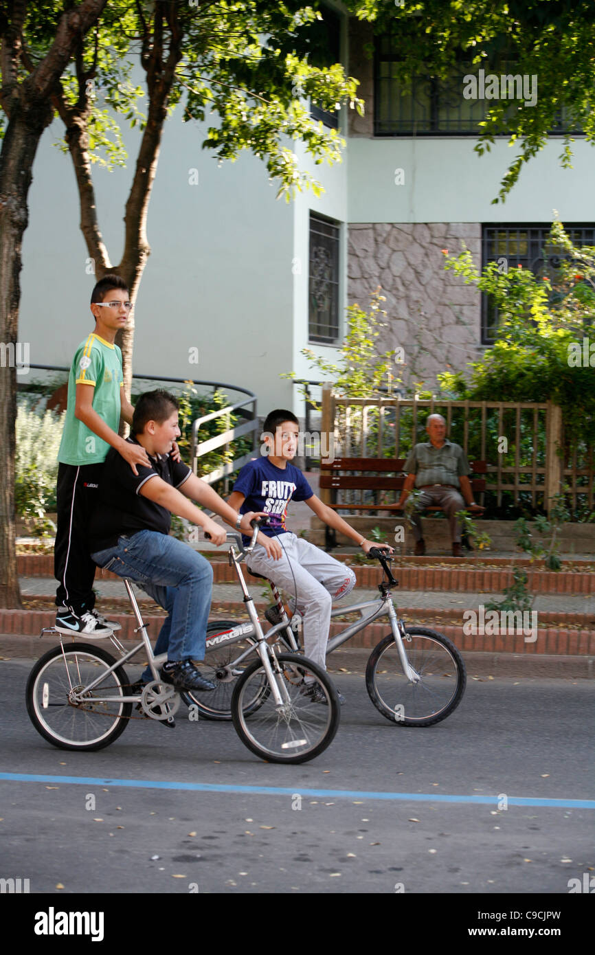 Kinder fahren Fahrrad, Bosa, Sardinien, Italien. Stockfoto