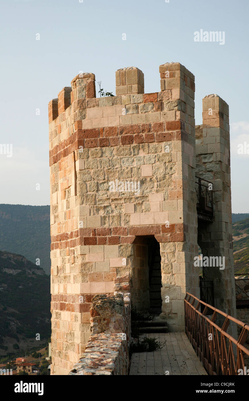 Turm an der Malaspina Castle, Bosa, Sardinien, Italien zu sehen. Stockfoto