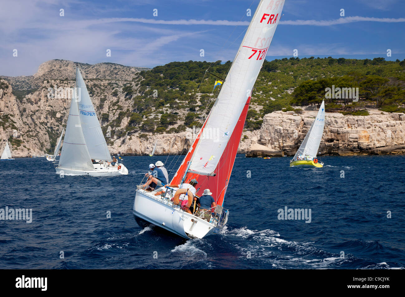 Segelbootrennen in den Calanques bei Cassis, Provence, Frankreich Stockfoto