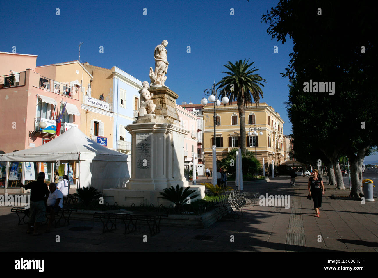 Straßenszene in Carloforte, Insel San Pietro, Sardinien, Italien. Stockfoto