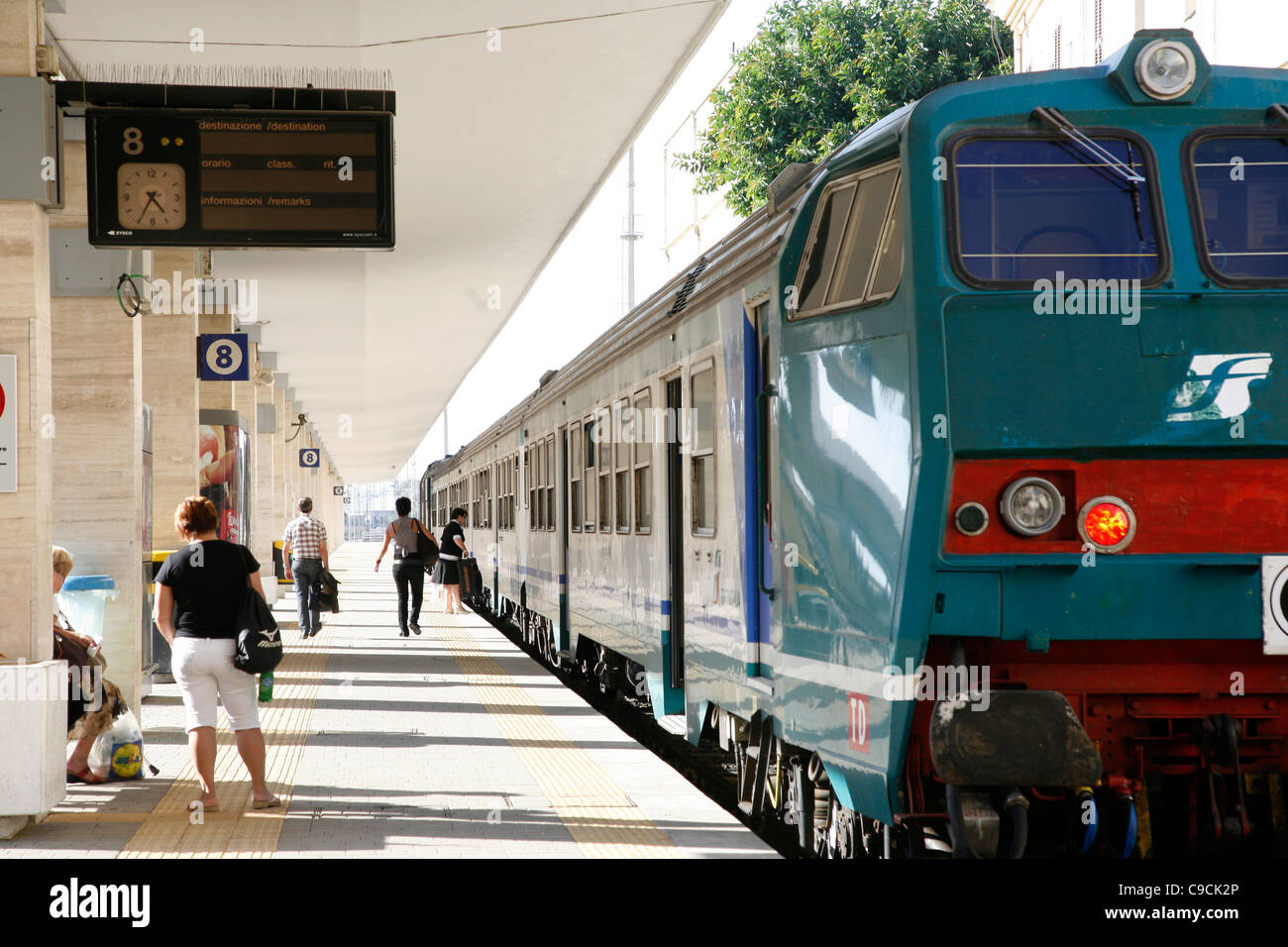 Der Hauptbahnhof, Cagliari, Sardinien, Italien. Stockfoto