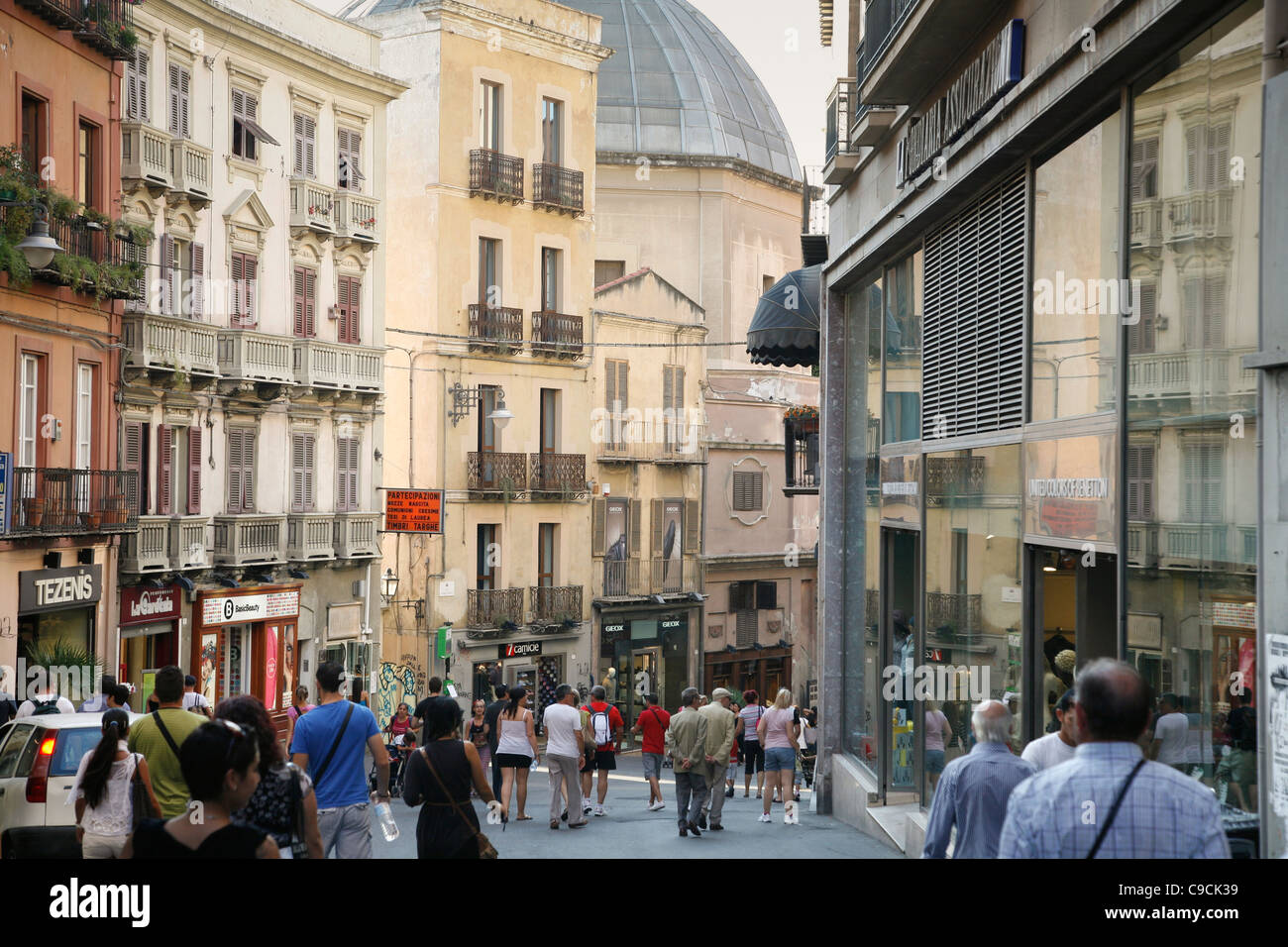 Menschen, die zu Fuß in der Via Giuseppe Manno, einer Fußgängerzone mit vielen Geschäften, Cagliari, Sardinien, Italien. Stockfoto