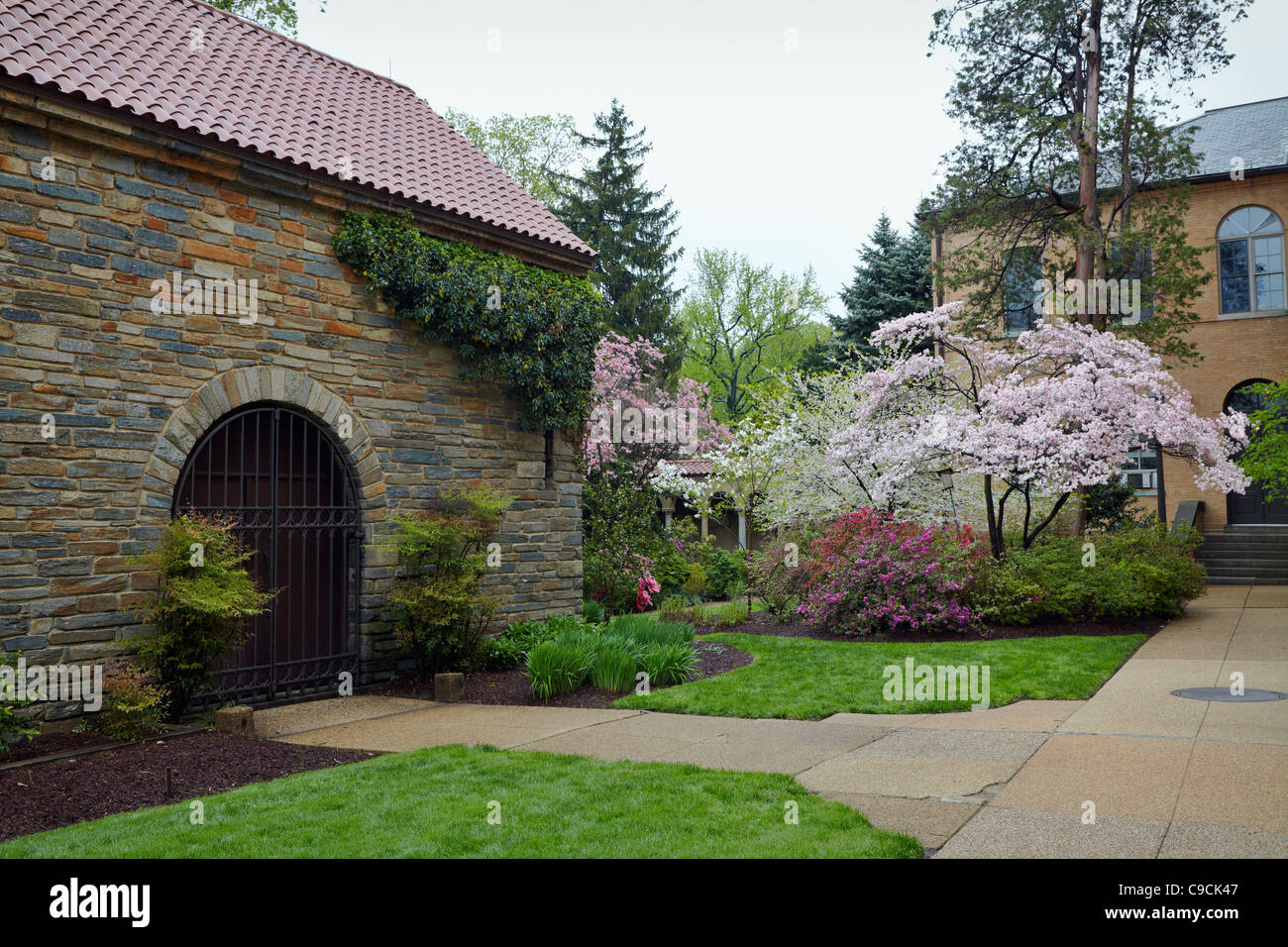 Der Garten und die äußere Wand der Portiunkula-Kapelle im Franziskaner Kloster, Washington, DC. Stockfoto