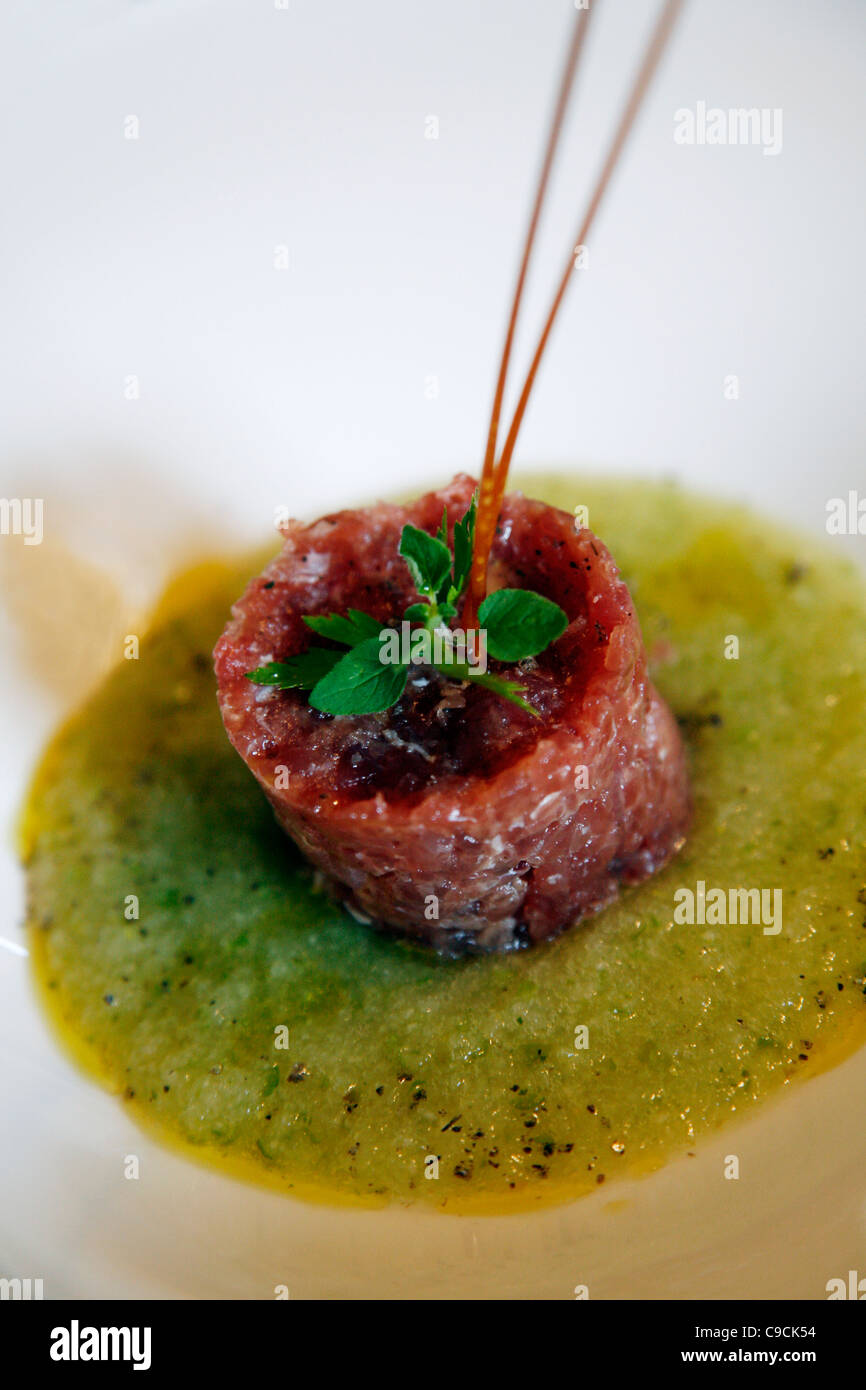 Thunfisch-Tartar, Luigi Pomata Restaurant, Cagliari, Sardinien, Italien. Stockfoto