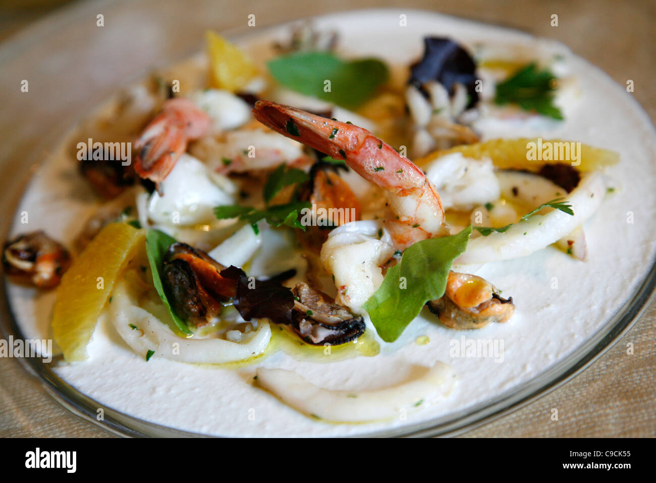 Salat von gegrillten Meeresfrüchten an Luigi Pomata Restaurant, Cagliari, Sardinien, Italien. Stockfoto