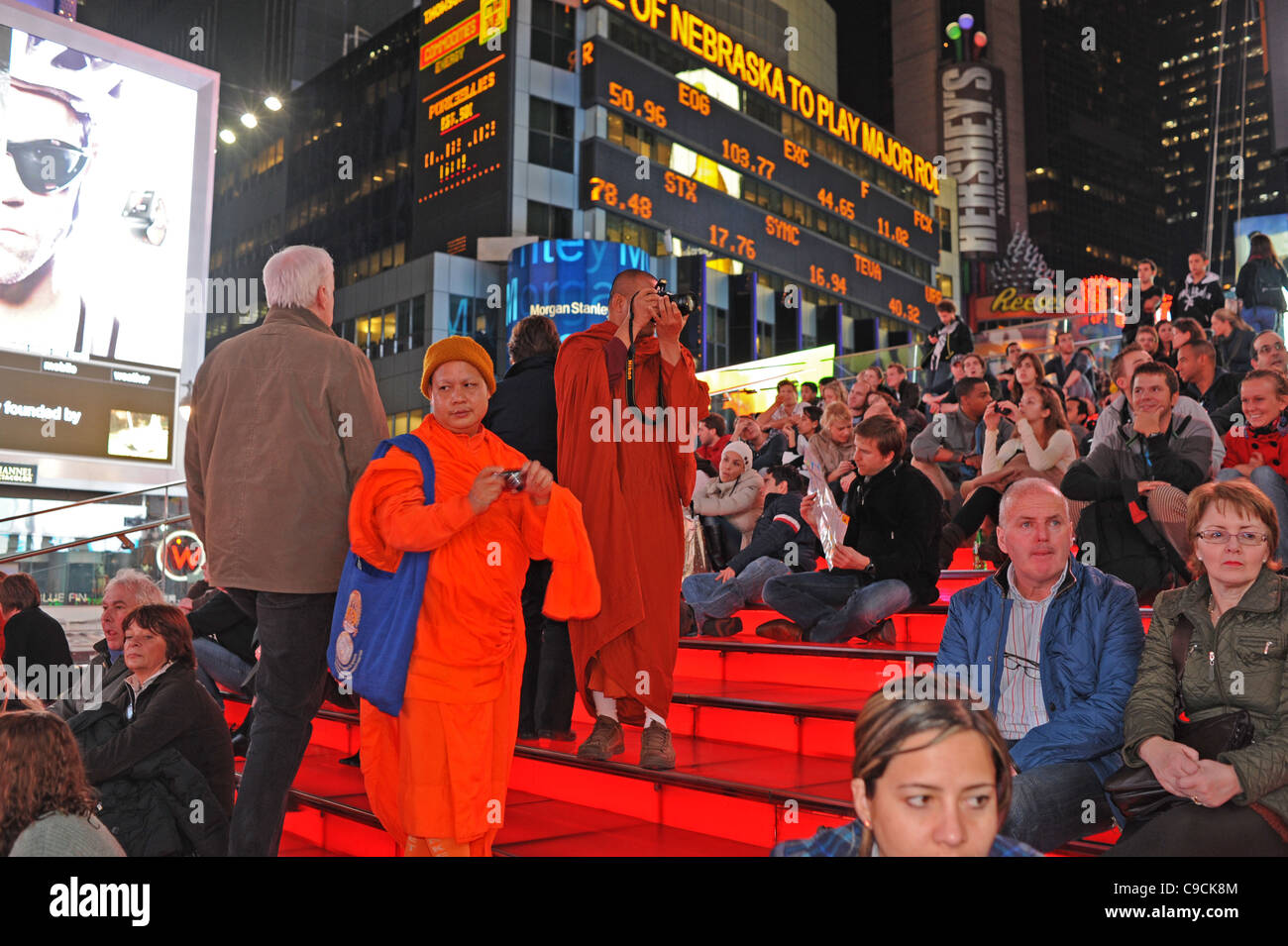 Touristen fotografieren in der Nacht in Times Square Manhattan New York NYC USA Amerika Stockfoto