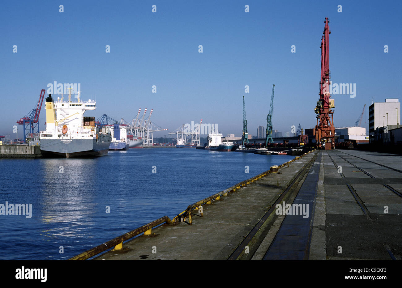 Ansicht des Kaiser-Wilhelm-Hafen im Hamburger Hafen. Stockfoto