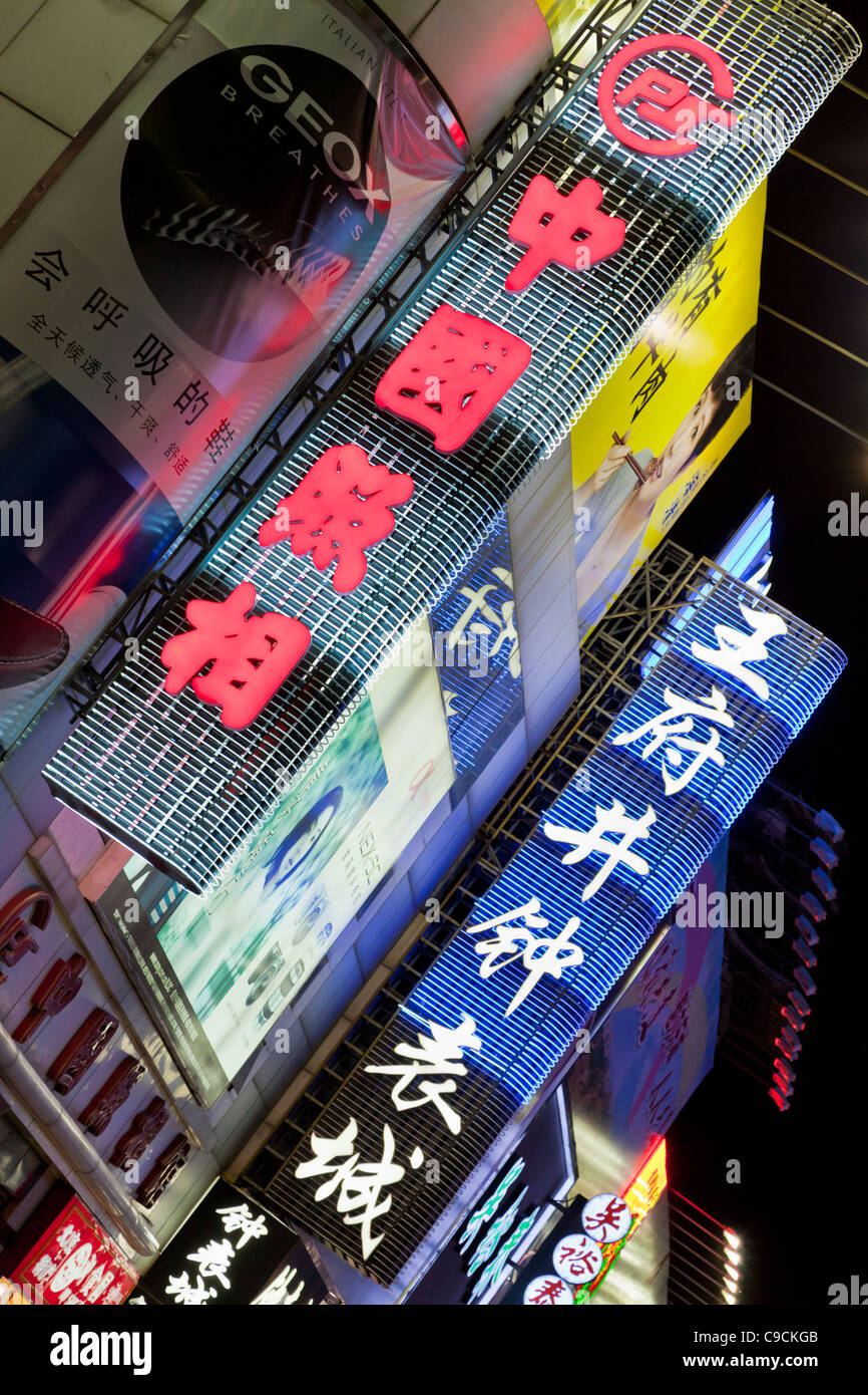 Neon-Schilder beleuchtet bei Nacht Street Wangfujing Dajie Beijing VR China Volksrepublik Republik von China Asien Stockfoto
