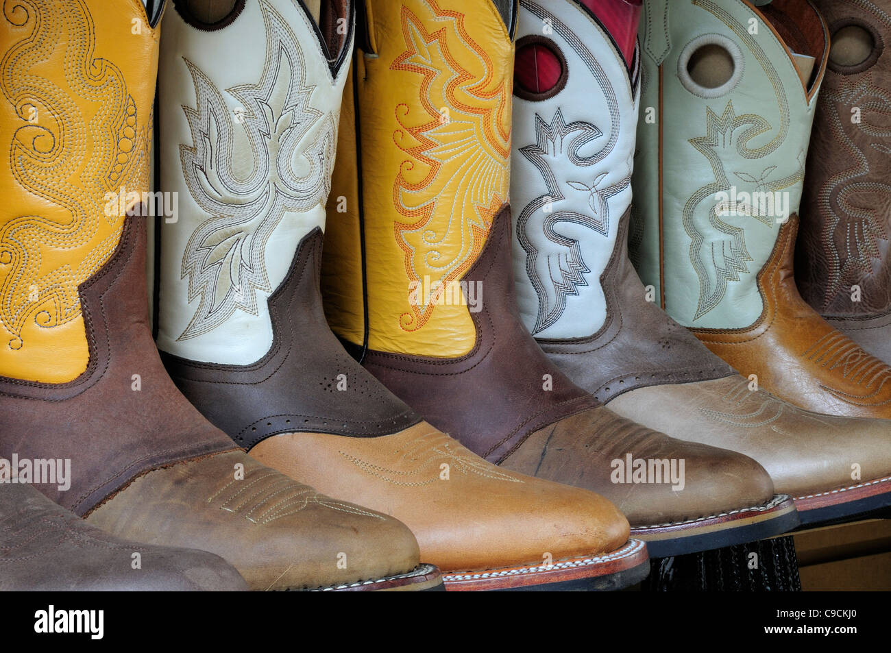 Linie der bestickte Leder, Guadalajara, Jalisco, Mexiko boots für Verkauf. Stockfoto