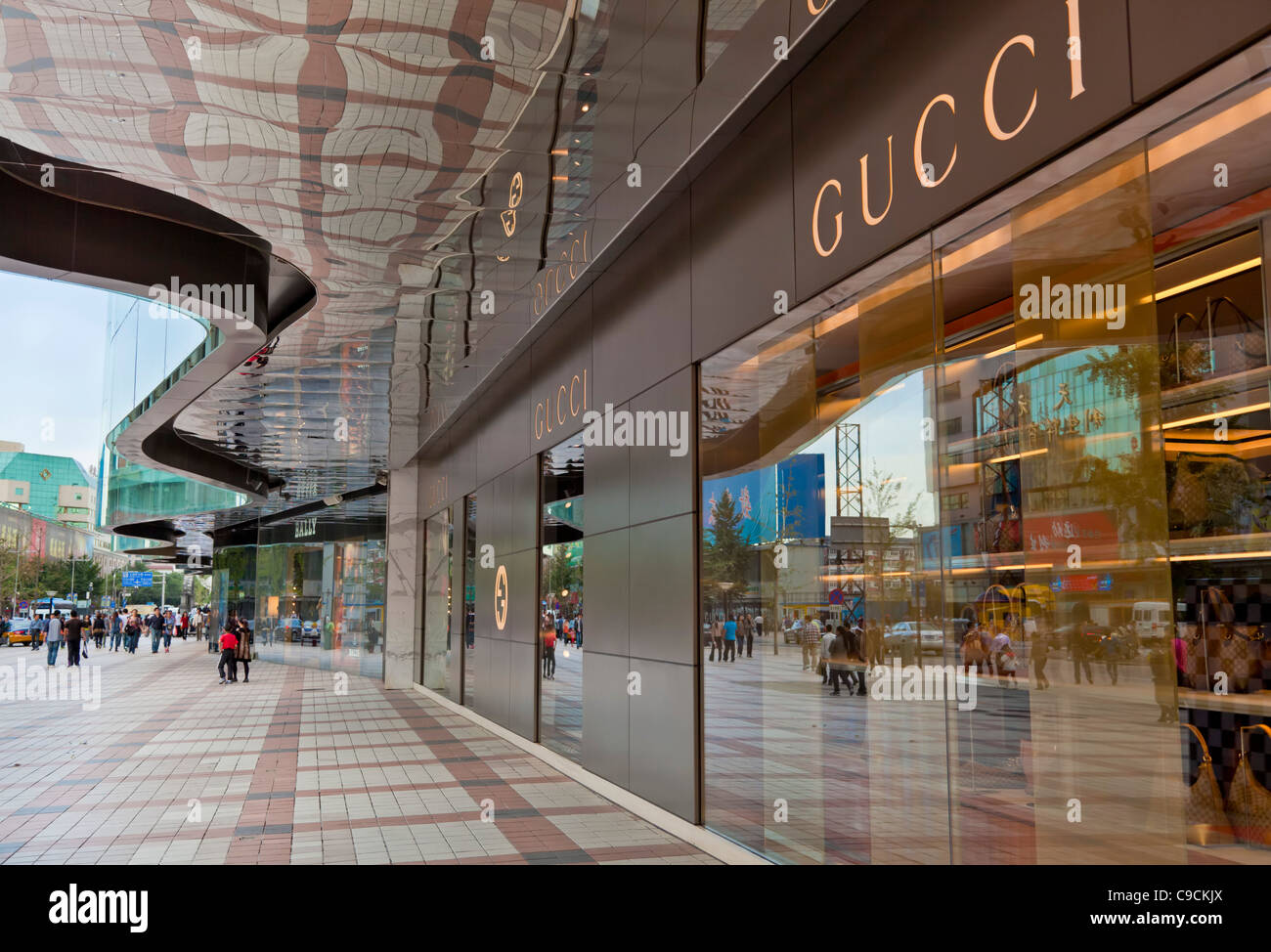 Chinesische Kaufhaus Luxus vorne, Street Wangfujing Dajie, Zentrum von  Peking, Volksrepublik China, Asien Stockfotografie - Alamy