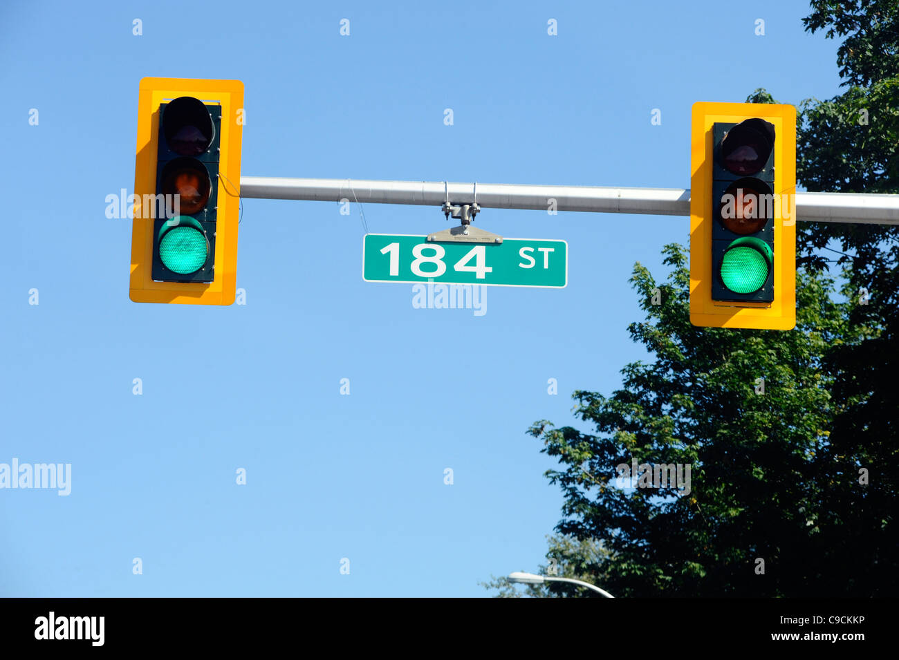 Obenliegende Ampel auf 184 St, Vancouver, Kanada. Stockfoto