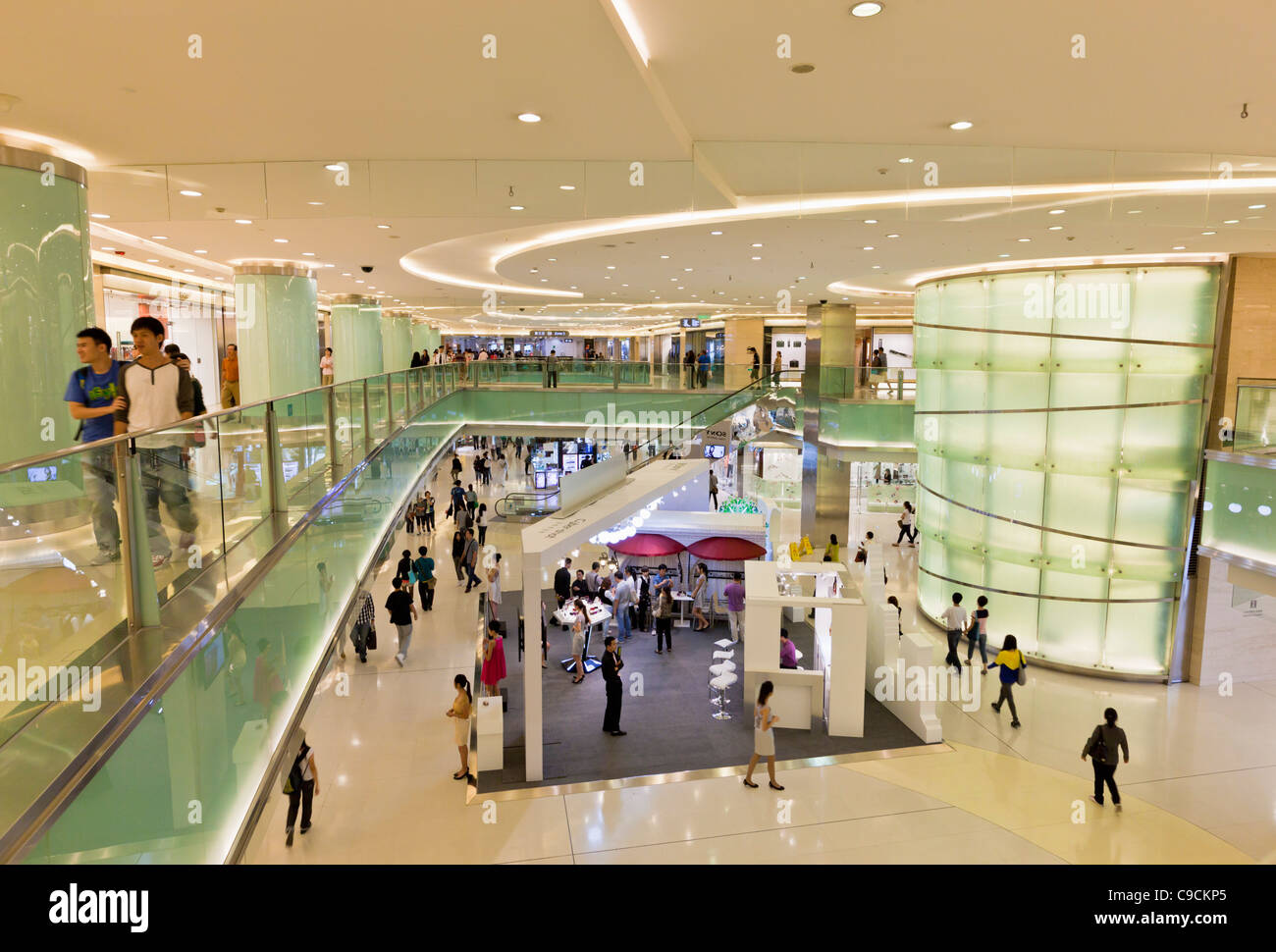 Innenraum einer großen modernen Shopping-Mall auf Street Wangfujing Dajie Beijing Zentrum Innenstadt VR China Volksrepublik china Stockfoto