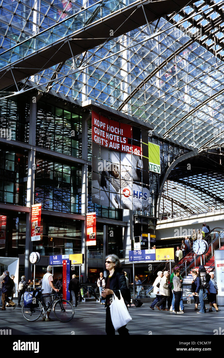 Im Berliner Hauptbahnhof (Hauptbahnhof). Stockfoto