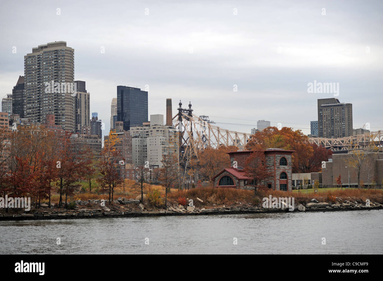 Wolkenkratzer und Queensborough Bridge gesehen vom touristischen Boot Reise Manhattan New York NYC USA Amerika winter Stockfoto