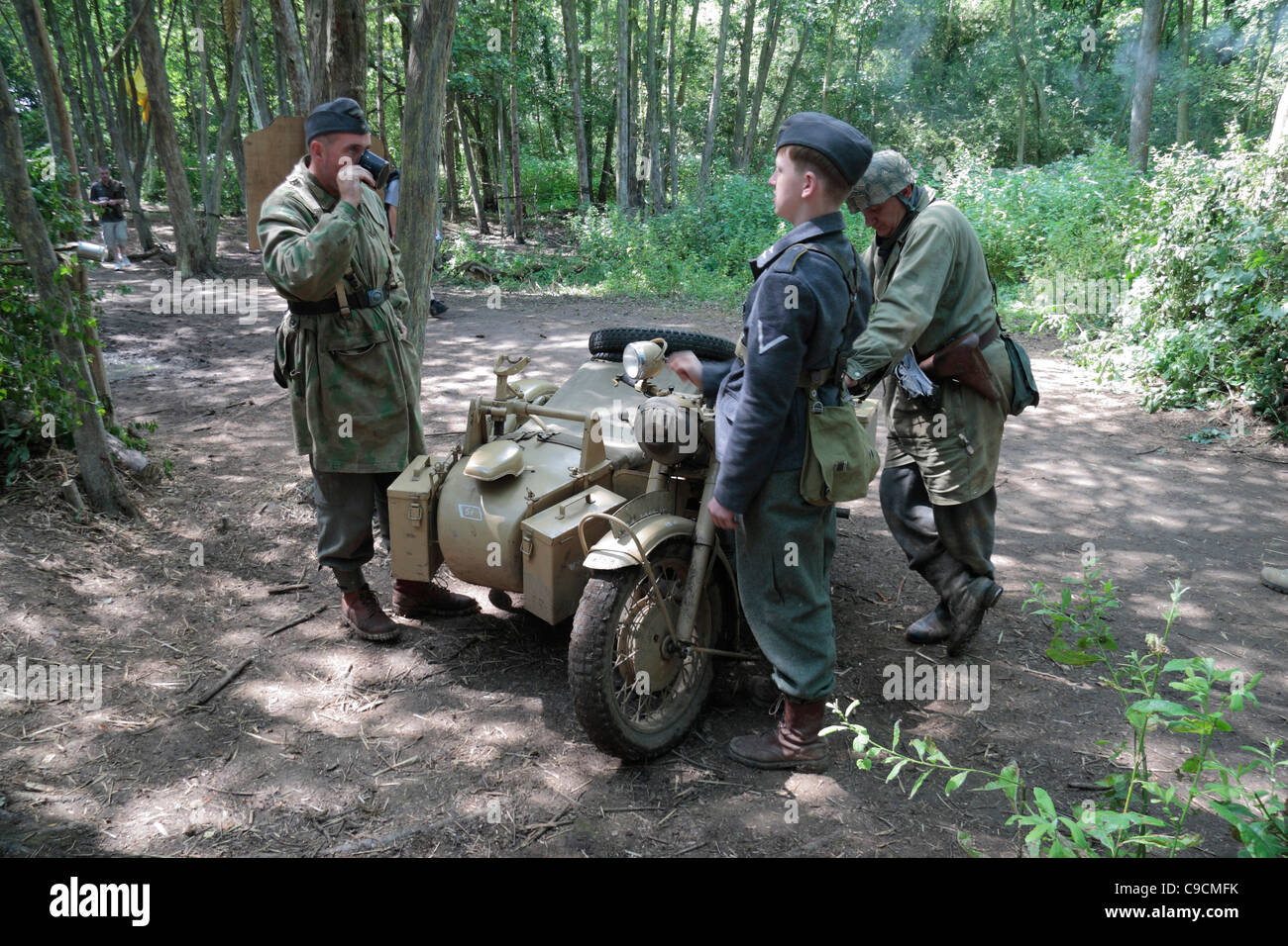 Deutsch 2. Weltkrieg Re-enactment mit einem deutschen BMW R75 Motorrad mit Beiwagen auf der 2011 War & Peace Show, Hop Farm, Kent, UK. Stockfoto
